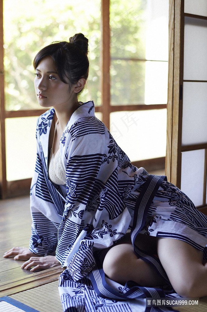 把内衣脱了把奶露出来