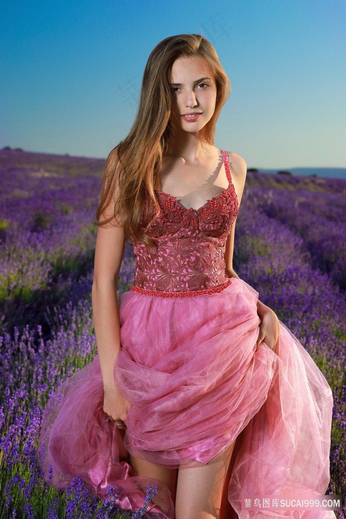 男生和女生一起打扑克牌