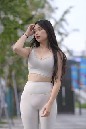 边摸边吃奶边做爽动态