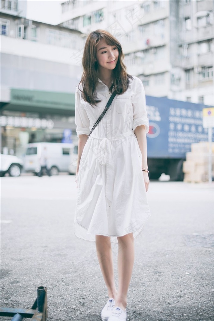 城中村坐在电瓶车上等客