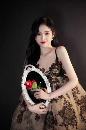 双性校草被小混混绑着玩j