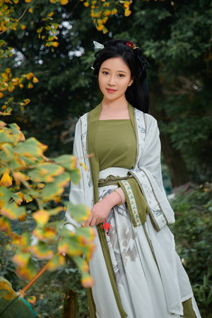 手伸进衣服下摆