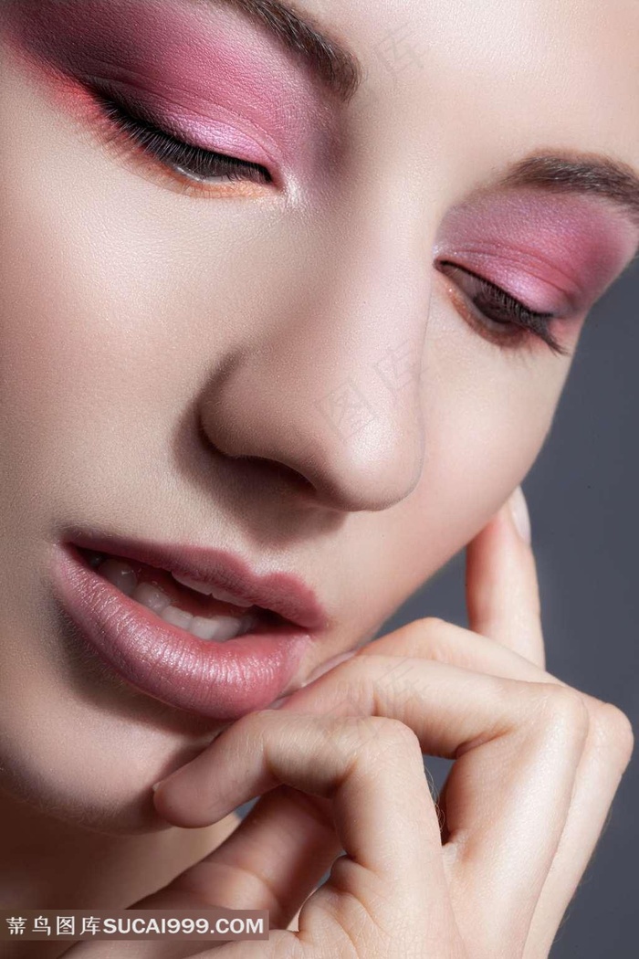 女人光屁股劈开腿图片