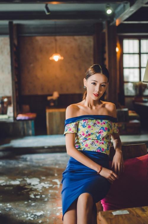 卧室征服朋友人妻