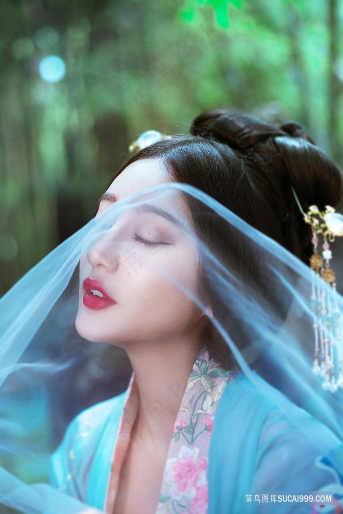 她的紧致美臀迎合射精