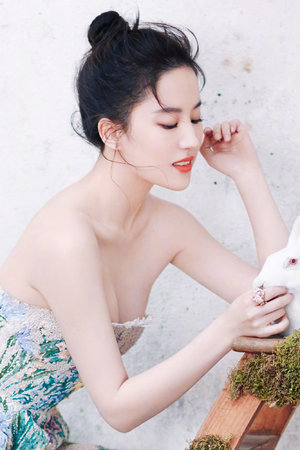 白嫩美女裸体翘臀后进去