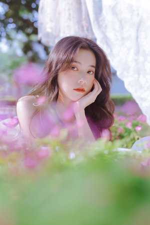 张开双腿迎合着两个男人