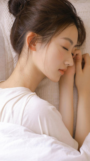 女生脱下裤子让男生捅