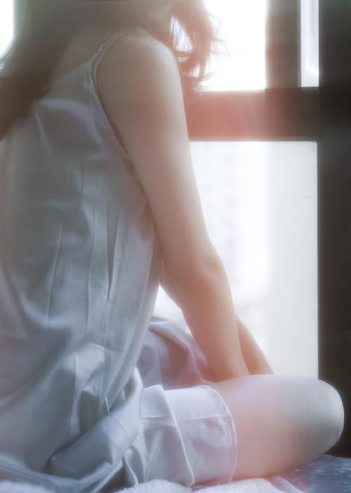 美女扒开胸罩露出奶头揉66J8