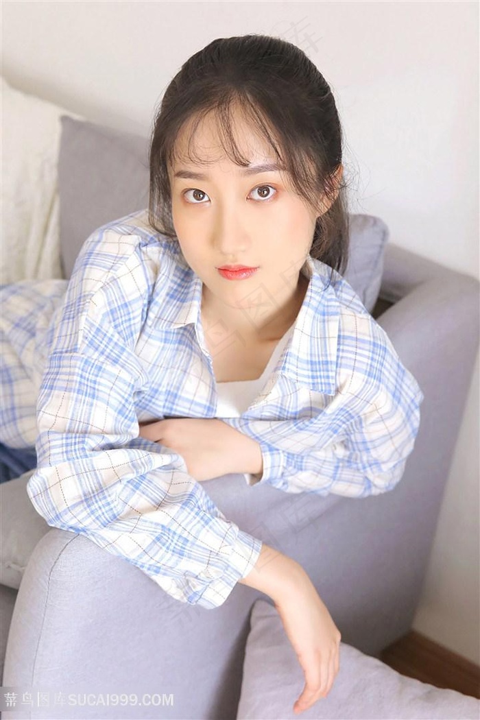 长腿校花揉白腿喷一地水