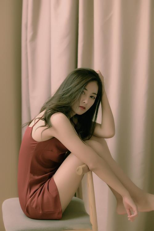 两腿间一大丛黑毛